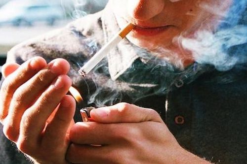 Lần đầu tiên tỷ lệ hút thuốc lá ở nam giới giảm