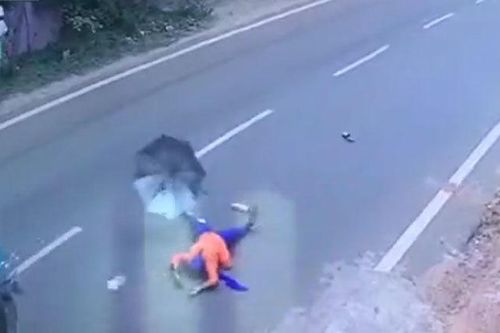 Clip suýt chết vì che ô khi đi xe máy