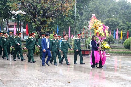 Bộ Tư lệnh Quân khu 4 dâng hoa, dâng hương tại Khu Di tích Kim Liên