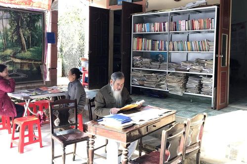 Độc đáo 'thư viện hiên nhà' của cựu chiến binh 90 tuổi ở Nghệ An