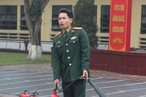 Nghệ An: Thiếu tá quân đội cứu sống một phụ nữ nhảy cầu tự tử