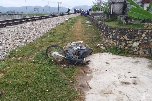 Nghệ An: Tàu hỏa đâm văng xe máy, một người gãy chân