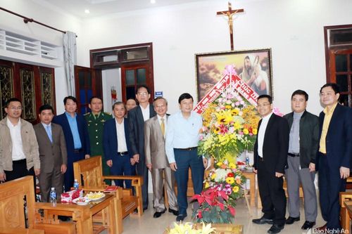 Phó Chủ tịch UBND tỉnh chúc mừng Lễ Giáng sinh tại Đại chủng viện và giáo hạt Xã Đoài
