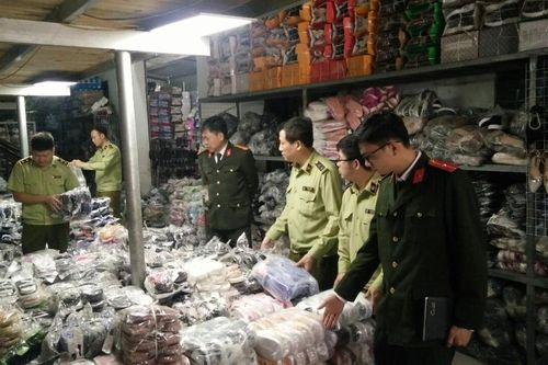 Vĩnh Phúc: Thu giữ trên 1.000 giày dép nghi nhái thương hiệu Nike và Adidas