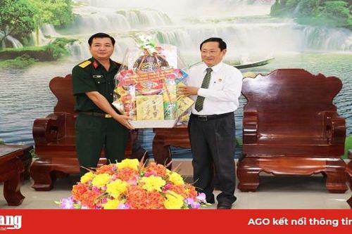 Chủ tịch UBMTTQ Việt Nam tỉnh Nguyễn Tiếc Hùng thăm Trung đoàn 3 – Sư đoàn 330