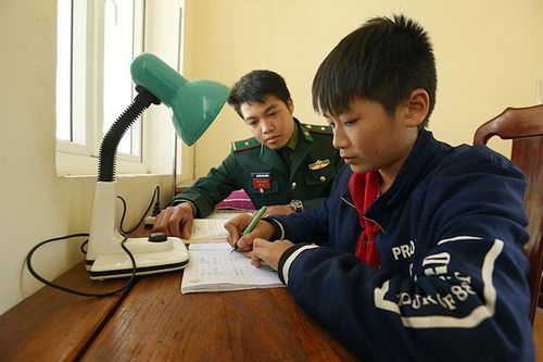 'Con nuôi đồn biên phòng' - chắp cánh ước mơ cho học sinh nghèo