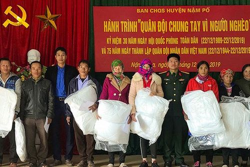 Quân đội chung tay giúp người nghèo nơi biên giới