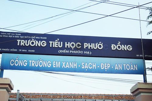 Bảng hiệu tên trường bị rơi chữ