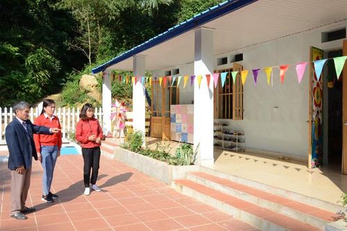 Người góp công đầu trong việc huy động trẻ đến trường