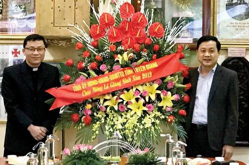 Lãnh đạo tỉnh chúc mừng Giáng sinh tại các giáo xứ