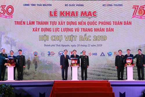 Khai mạc triển lãm 'Thành tựu xây dựng nền quốc phòng toàn dân và Hội chợ Việt Bắc'
