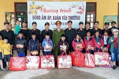 Cảnh sát cơ động về với đồng bào miền núi Quảng Nam