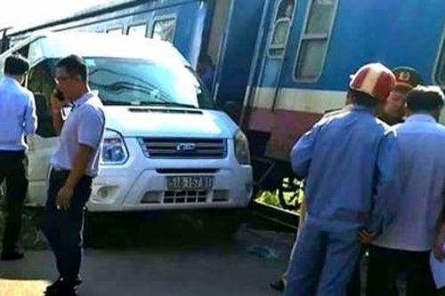 Tài xế chạy ẩu khiến 5 hành khách bị tàu hỏa tông nhập viện