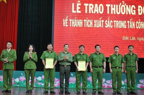 Công an Đắk Lắk khen thưởng 2 tập thể có thành tích xuất sắc