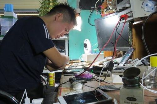 Nghị lực phi thường của chàng trai không bàn tay
