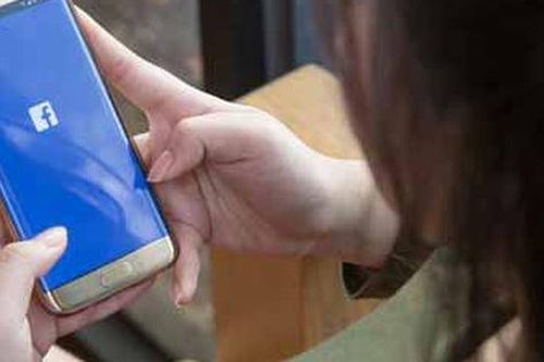 Con ốm nhập viện, vợ không nói gì chỉ chụp ảnh đăng Facebook than vãn