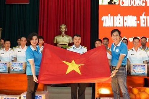 Trao 10.000 lá cờ Tổ quốc cùng 5.300 bức thư chúc Tết của học sinh đến quân dân Trường Sa