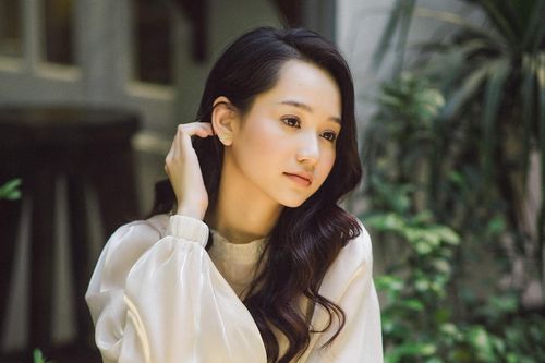 Nhan sắc đời thường của Hà Lan 'Mắt biếc'