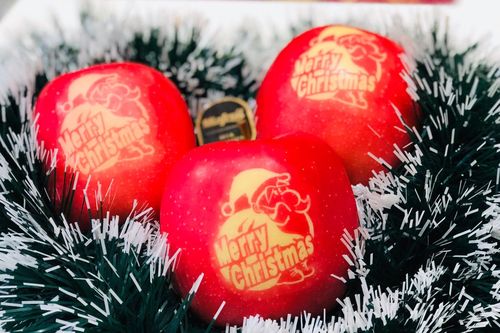 Nửa triệu đồng một trái táo in chữ 'Merry Christmas'