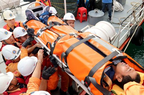 Cứu thuyền viên người Indonesia xuất huyết não trên biển
