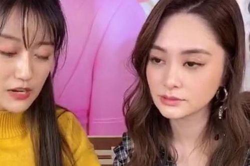 Chung Hân Đồng bị chỉ trích vì uể oải khi livestream