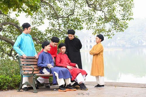 Những đứa trẻ quảng bá áo dài ngũ thân truyền thống