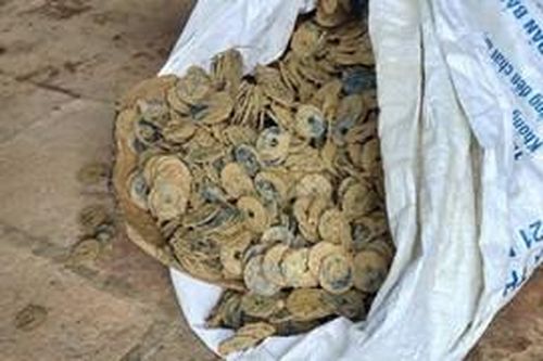 Phát hiện hơn 100kg tiền cổ khi đào móng làm nhà