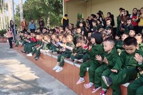 'Trải nghiệm một ngày làm cô, chú bộ đội'