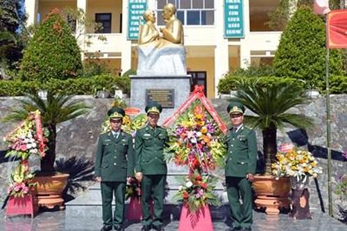 Khánh thành tượng đài 'Bác Hồ với chiến sĩ biên phòng' đầu tiên cấp đồn Biên phòng