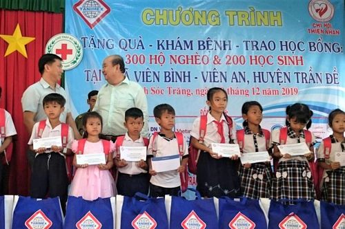 Khám bệnh, tặng quà cho 300 người nghèo