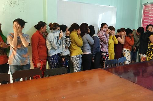 Xóa sòng bạc 'quý bà' trong đêm