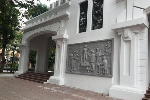 Gỡ bức phù điêu gây tranh cãi có hình hiệu trưởng trường ĐH Mỹ thuật