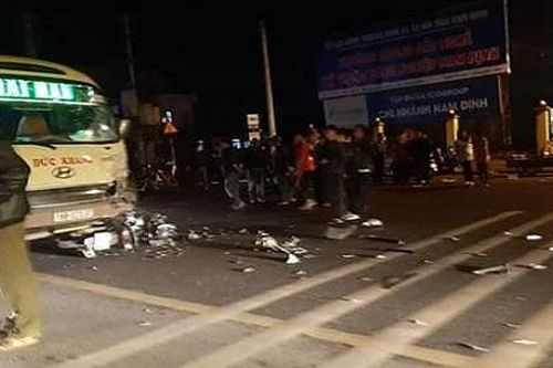 Xe khách va chạm hai xe máy, 3 người thương vong