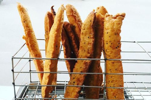 Loại bánh An Giang gây sốt, bán dạo vỉa hè Hà Nội thu 70 triệu/tháng