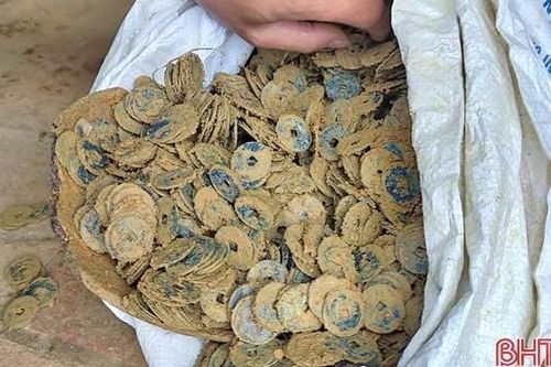 Đào móng xây nhà, phát hiện 3 kho báu cổ nặng hơn 1 tạ