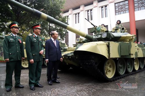 Thủ tướng thử khí tài, thị sát dàn tên lửa, 'tăng chiến' hùng hậu