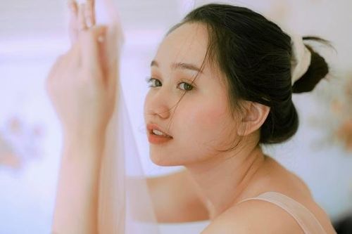 Hà Lan 'Mắt biếc': 'Tôi từng muốn phẫu thuật thẩm mỹ'