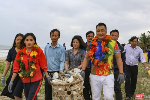 Diễn viên Lý Hùng, nữ hoàng điền kinh Thanh Phúc về Quảng Nam 'nhặt rác'