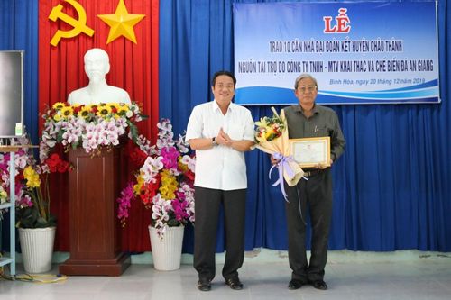 Trao 10 căn nhà Đại đoàn kết cho hộ nghèo huyện Châu Thành
