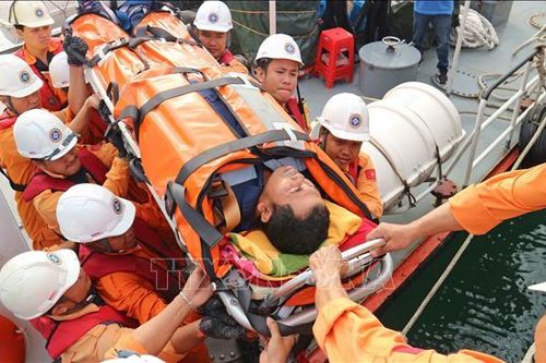 Đưa 1 thuyền viên Indonesia bị hôn mê trên biển về Nha Trang điều trị
