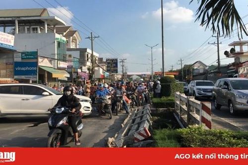 Một học sinh đi bộ qua đường bị ôtô cán tử vong