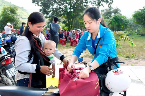 'Mùa đông ấm áp-Trao quà yêu thương' đến với huyện Kông chro