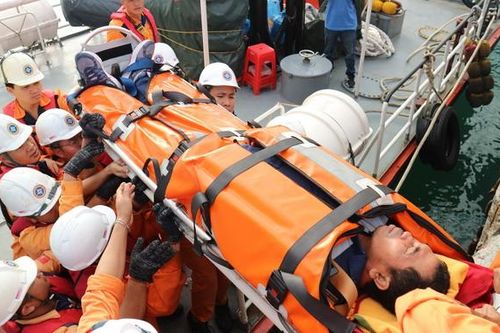 Cứu nạn thuyền viên Indonesia bị hôn mê trên biển