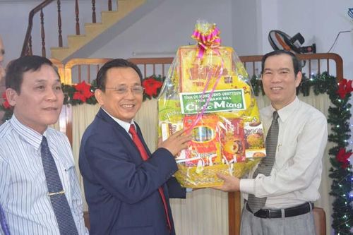 Lãnh đạo tỉnh thăm, tặng quà Ban đại diện Tin lành
