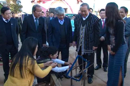 Phó Thủ tướng Chính phủ Trương Hòa Bình thăm bà con đồng bào dân tộc thiểu số huyện Lạc Dương