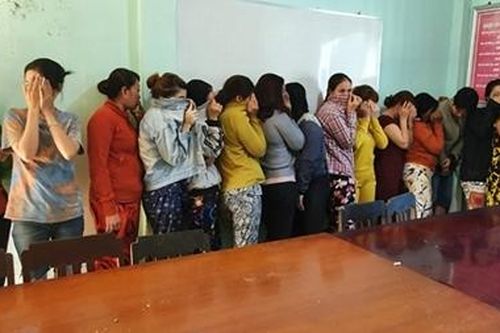 Sòng bạc 'quý bà' giữa đồng vắng trong đêm tối