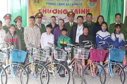 Công an Nghệ An trao quà cho học sinh nghèo tại vùng khó khăn