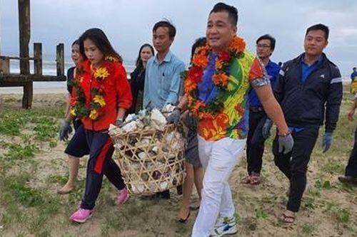 Diễn viên điện ảnh Lý Hùng cùng người dân Điện Bàn 'Nói không với rác thải nhựa'