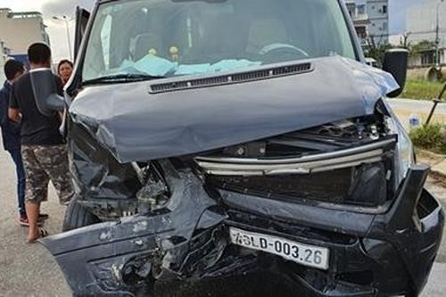 Xe du lịch biến dạng sau cú đấu đầu xế hộp