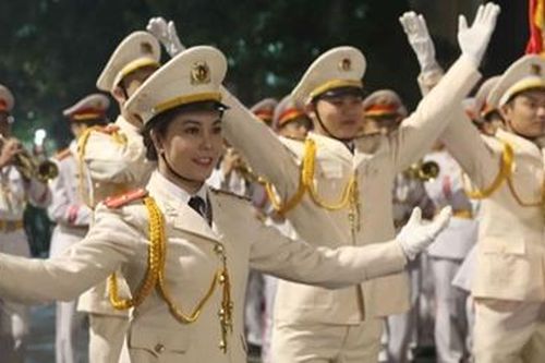 Đoàn Nghi lễ CAND biểu diễn phục vụ công chúng giữa tiết trời giá rét